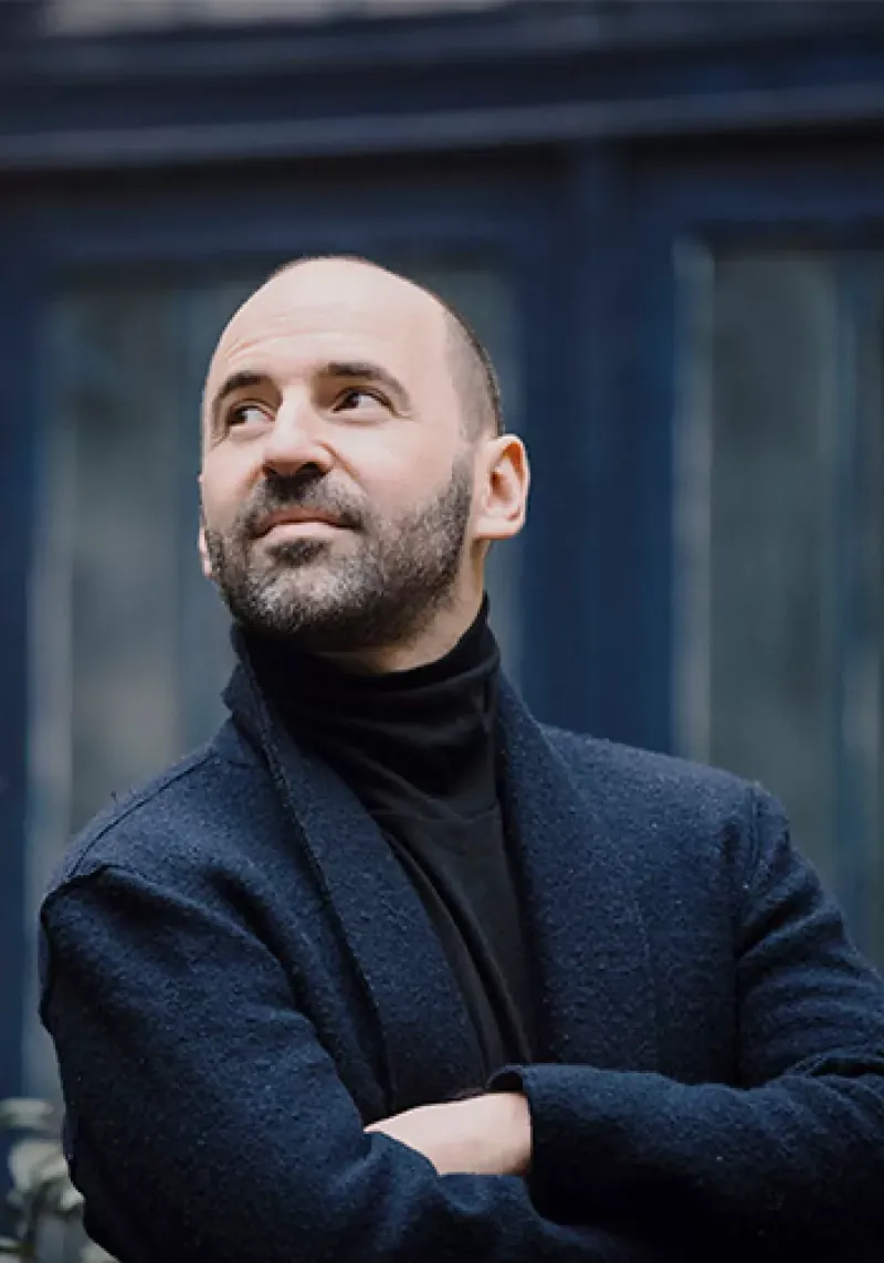 Un chef d'orchestre charismatique dirigeant un orchestre symphonique lors des Victoires de la Musique Classique